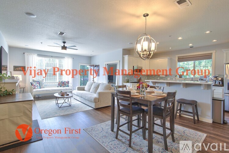 825 NE Wheelock Pl 2 Beds Condo for Rent - Photo gallery 3
