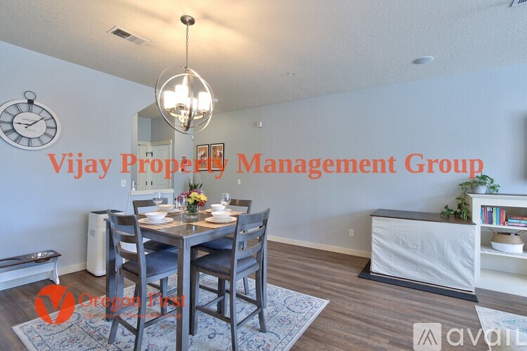825 NE Wheelock Pl 2 Beds Condo for Rent - Photo gallery 5