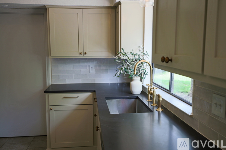 708 Cowal Drive South 3 Beds Single Family Home for Rent - Photo gallery 3