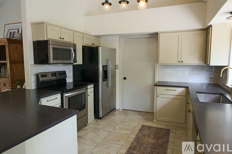 708 Cowal Drive South 3 Beds Single Family Home for Rent - Photo gallery 4