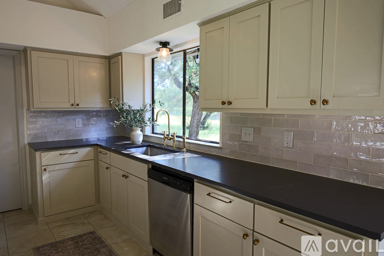 708 Cowal Drive South 3 Beds Single Family Home for Rent - Photo gallery 5