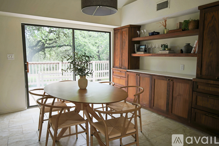 A dining room with a round table and chairs.