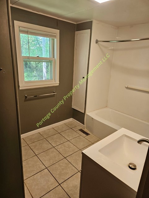 748 Isadore St 3 Beds Apartment for Rent
