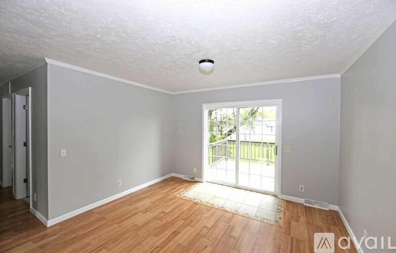 49 East 6th Street 3 Beds Single Family Home for Rent - Photo gallery 4