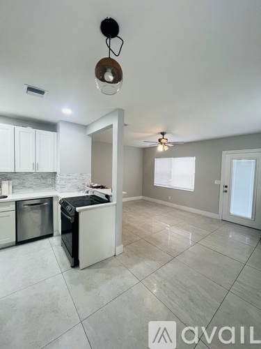 1332 NW 3rd Ave 4 Beds Single Family Home for Rent - Photo gallery 3