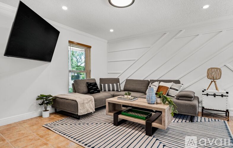 6421 NE 22nd Ave 4 Beds Single Family Home for Rent - Photo gallery 2