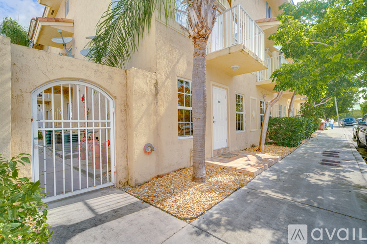 9 E 4th St 3 Beds Apartment for Rent - Photo gallery 1