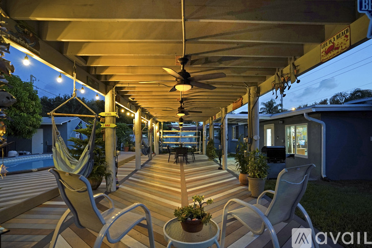 954 Northeast 26th Avenue 2 Beds Single Family Home for Rent - Photo gallery 3