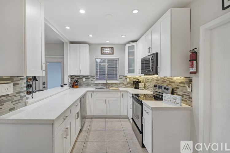 954 Northeast 26th Avenue 2 Beds Single Family Home for Rent - Photo gallery 5