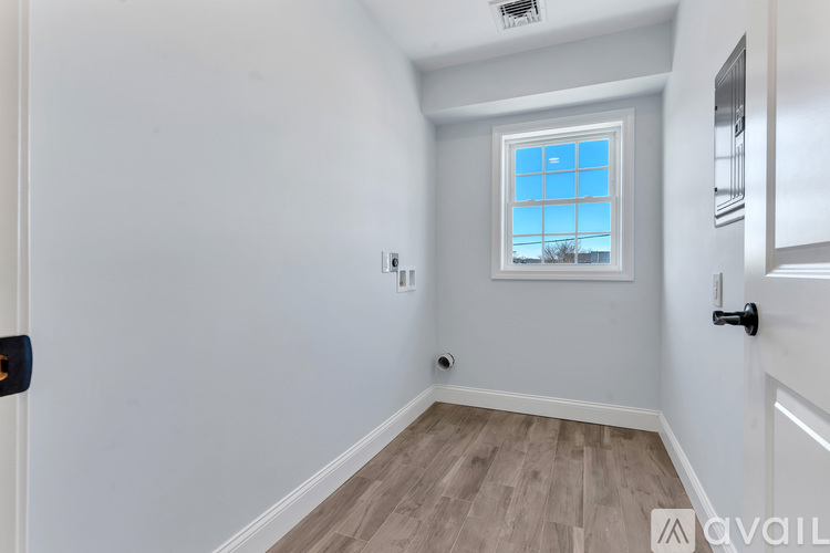 8 Anthony Ave 3 Beds Apartment for Rent - Photo gallery 2