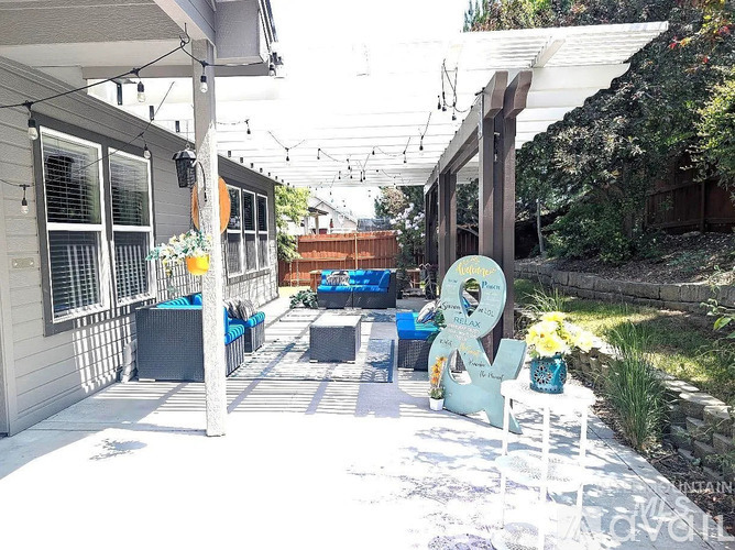 12805 West Berghan Street 3 Beds Single Family Home for Rent - Photo gallery 2