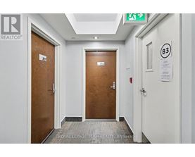 A hallway with doors 370 and 372 and a sign for B3.