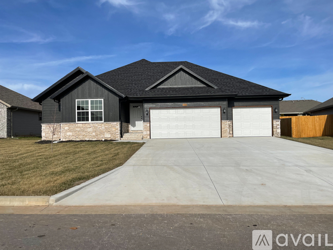 5607 W Pine St 3 Beds Single Family Home for Rent - Photo gallery 1