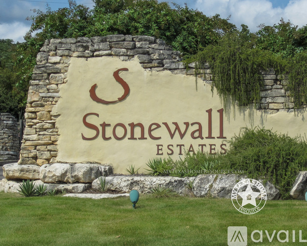 Stonewall Estates sign with a green lawn in front.
