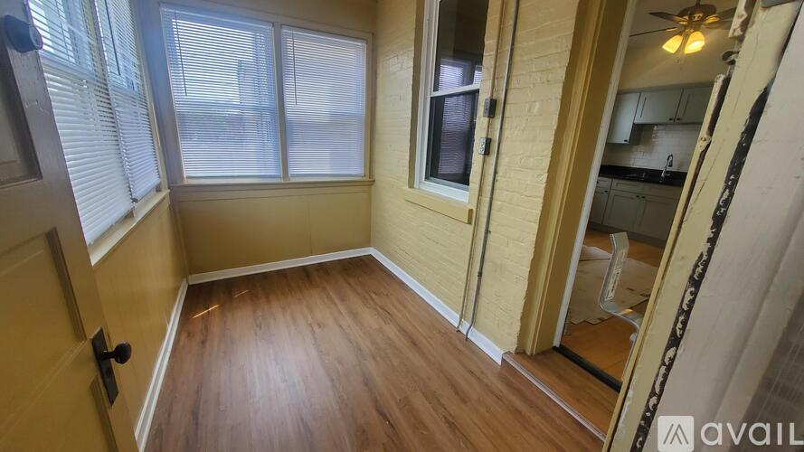 4928 West Barry Avenue 2 Beds Apartment for Rent - Photo gallery 2