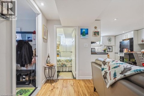 9 GRENADIER Drive 5 Beds Apartment for Rent