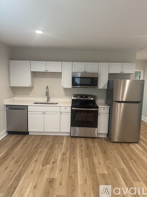 709 E 10th St 3 Beds Apartment for Rent - Photo gallery 1