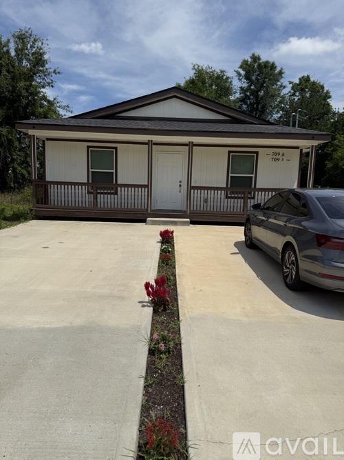 709 E 10th St 3 Beds Apartment for Rent - Photo gallery 2