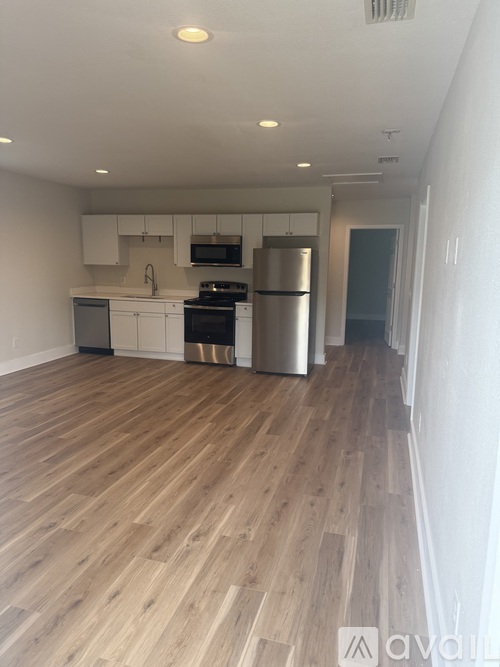 709 E 10th St 3 Beds Apartment for Rent - Photo gallery 3