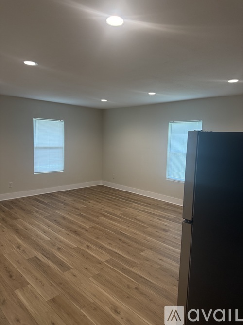 709 E 10th St 3 Beds Apartment for Rent - Photo gallery 4