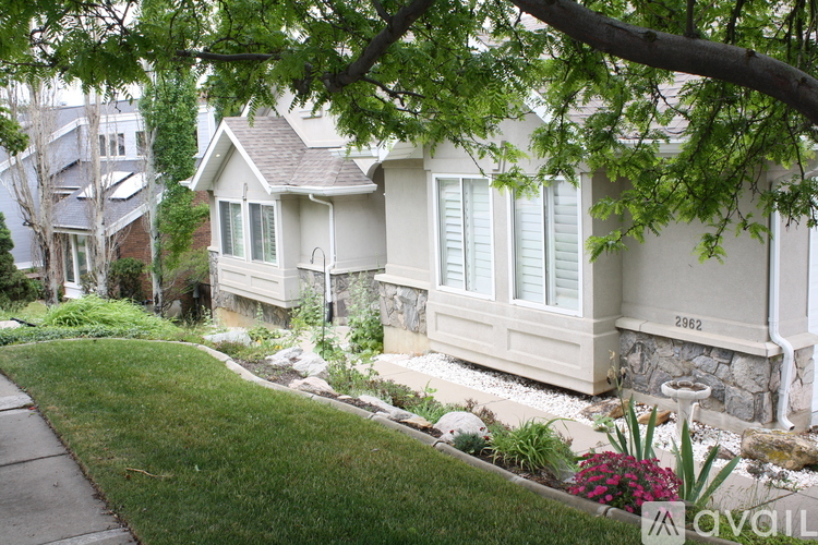 A house numbered 2862 is shown with a front yard and a tree branch in the foreground.