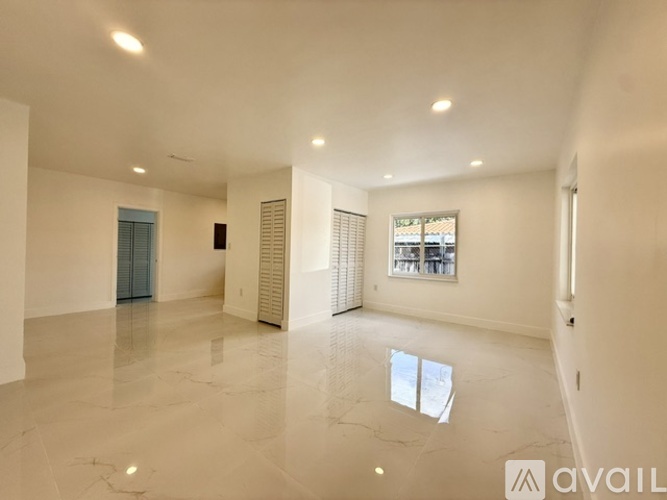 228 Northwest 32nd Avenue 3 Beds Single Family Home for Rent - Photo gallery 2
