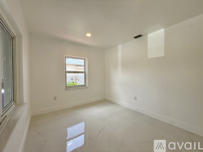 228 Northwest 32nd Avenue 3 Beds Single Family Home for Rent - Photo gallery 4