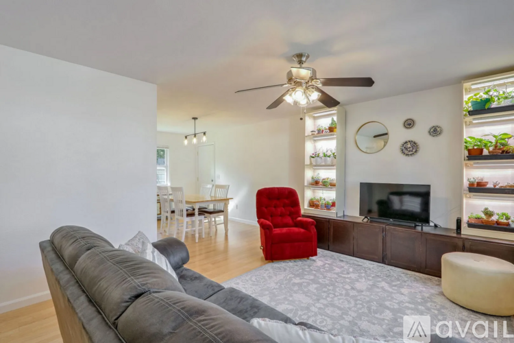 1813 Broadmoor Drive 3 Beds Single Family Home for Rent - Photo gallery 2
