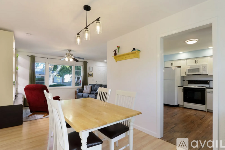 1813 Broadmoor Drive 3 Beds Single Family Home for Rent - Photo gallery 3