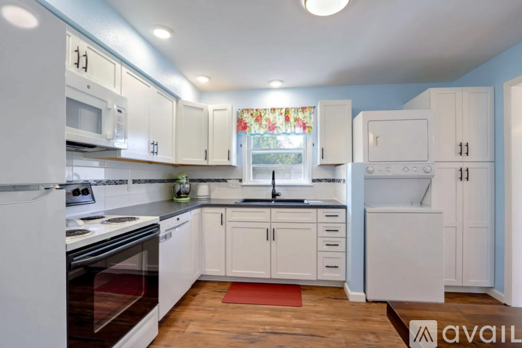 1813 Broadmoor Drive 3 Beds Single Family Home for Rent - Photo gallery 4