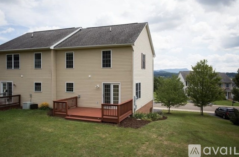 525 Pointe Drive 3 Beds Townhouse for Rent - Photo gallery 1