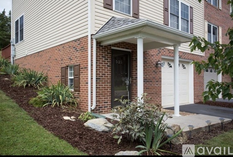 525 Pointe Drive 3 Beds Townhouse for Rent - Photo gallery 4