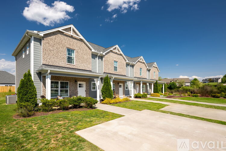 631 NE Bellingham Dr. 2 Beds Townhouse for Rent - Photo gallery 1