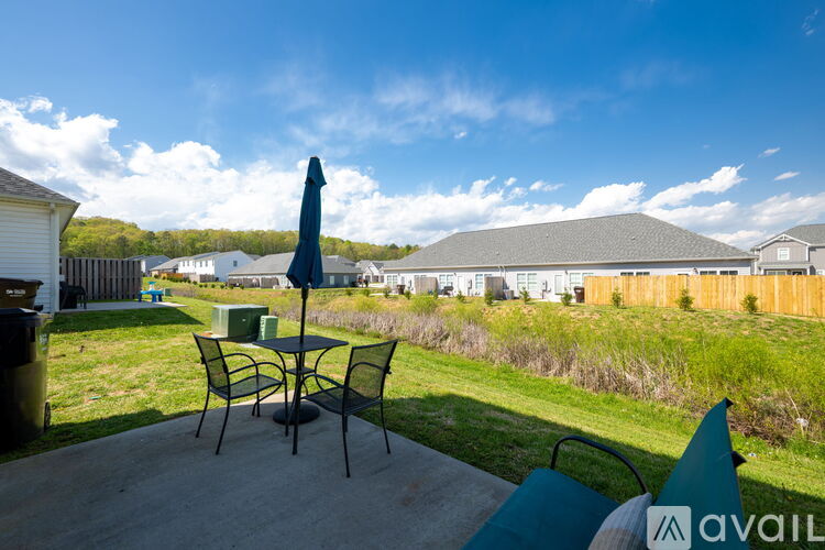 631 NE Bellingham Dr. 2 Beds Townhouse for Rent - Photo gallery 5