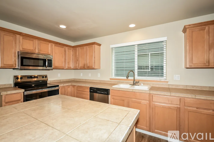 18402 96th Ave E 4 Beds Single Family Home for Rent - Photo gallery 3