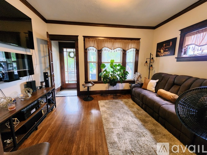 674 Parsells Avenue 3 Beds Apartment for Rent - Photo gallery 3