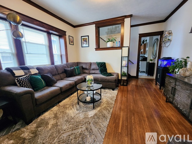 674 Parsells Avenue 3 Beds Apartment for Rent - Photo gallery 4