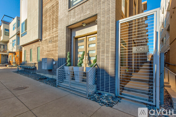 2103 West 32nd Avenue, Unit 8 3 Beds Single Family Home for Rent - Photo gallery 2