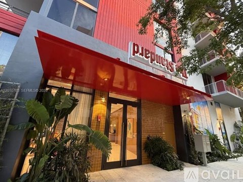 The image shows the front of a building with a red awning and the name "pjepuros" on it.