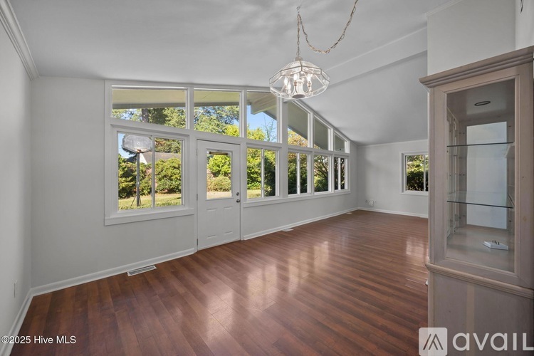 2003 Forest Hill Drive 6 Beds Single Family Home for Rent - Photo gallery 2
