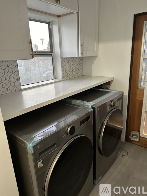 A washing machine is sitting in a kitchen.