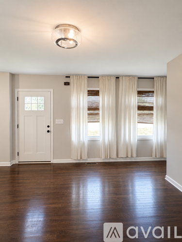 518 East Trinity Lane 3 Beds Single Family Home for Rent - Photo gallery 5