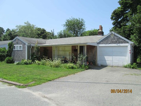 A house with a garage and a driveway.