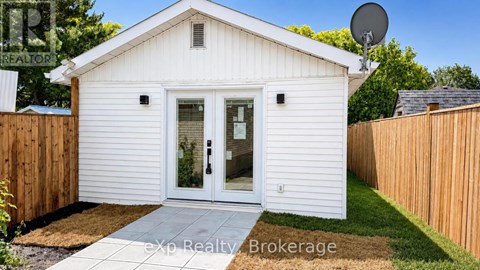 REAR - 265 COLLEGE STREET W 2 Beds Apartment for Rent