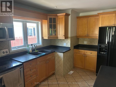 MAIN FLOOR - 132 ELMWOOD ROAD 3 Beds Apartment for Rent