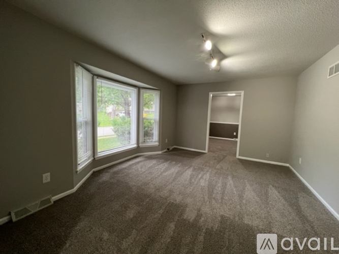 2010 Northeast 4th Street 4 Beds Single Family Home for Rent - Photo gallery 2
