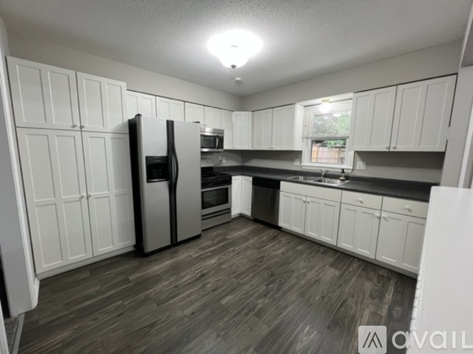 2010 Northeast 4th Street 4 Beds Single Family Home for Rent - Photo gallery 4