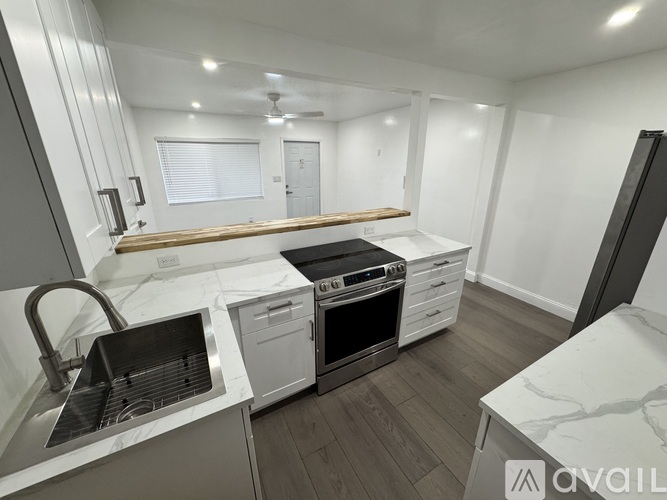 565 Northeast 32nd Street 1 Apartment for Rent - Photo gallery 2