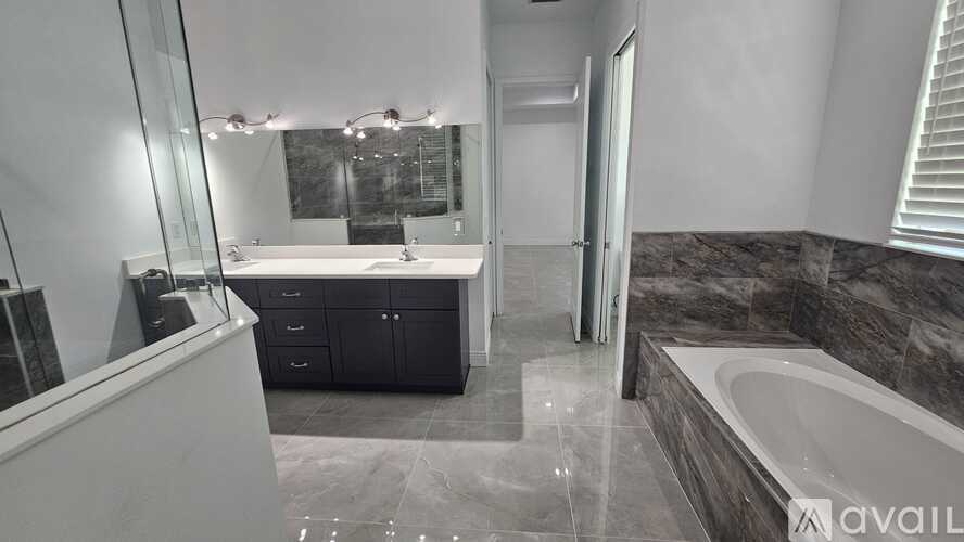 1711 Southeast Airoso Boulevard 4 Beds Single Family Home for Rent - Photo gallery 3