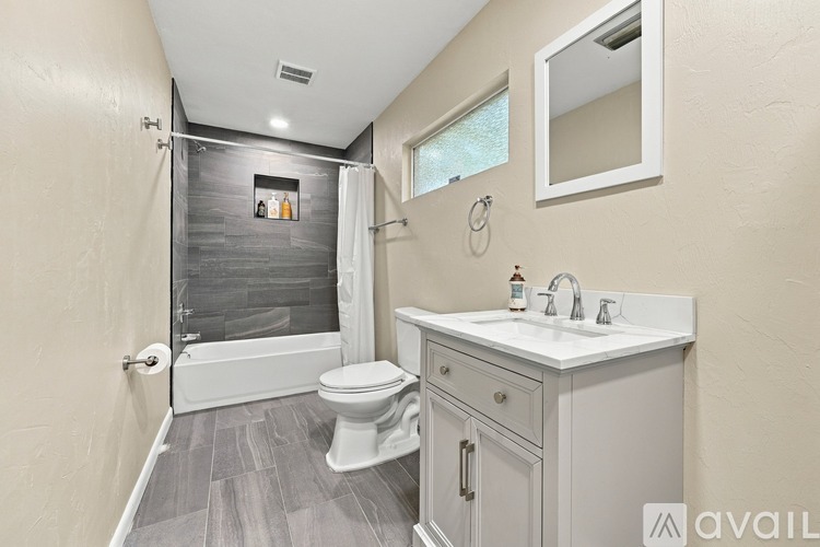 528 NW 36th St 7 Beds Single Family Home for Rent - Photo gallery 4